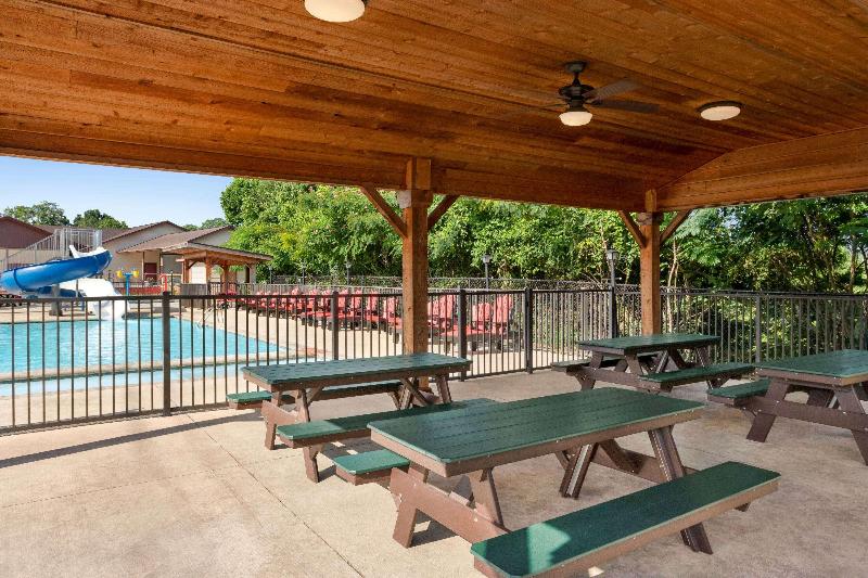 هتل Howard Johnson By Wyndham Pigeon Forge