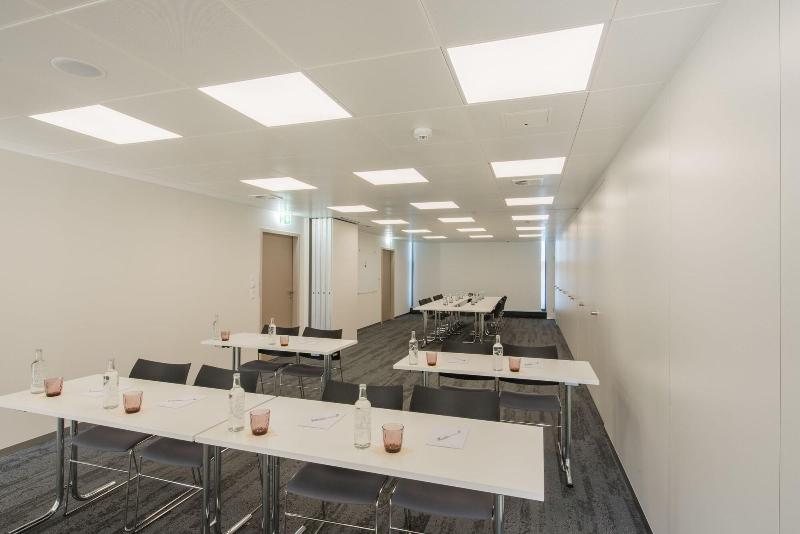 Отель Illuster Urban & Local