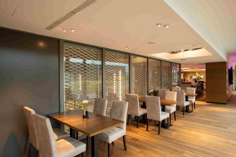 Отель Illuster Urban & Local