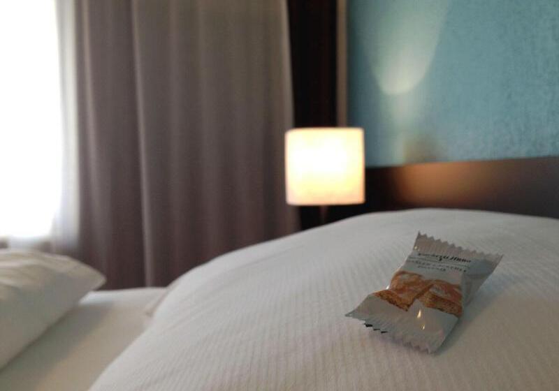 Отель Illuster Urban & Local