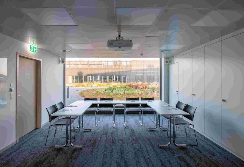 Отель Illuster Urban & Local