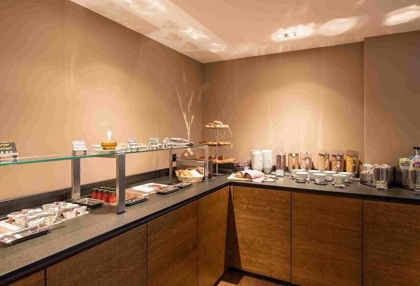 Отель Illuster Urban & Local