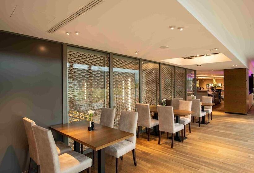 Отель Illuster Urban & Local