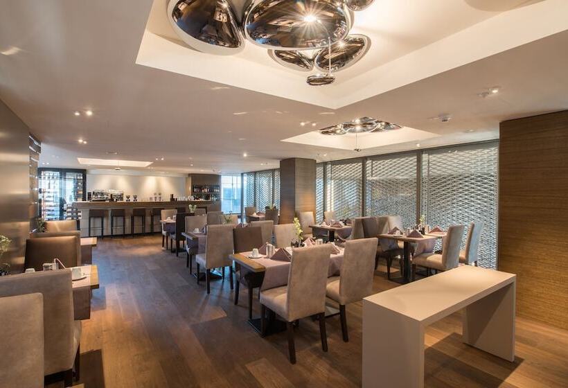 Отель Illuster Urban & Local