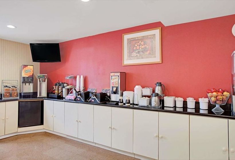 Отель Knights Inn Jamaica