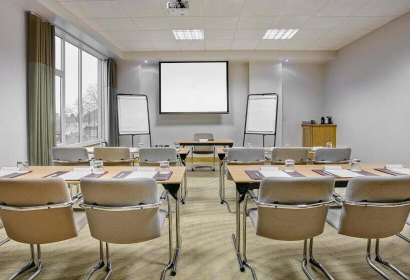 ホテル Leonardo Swindon