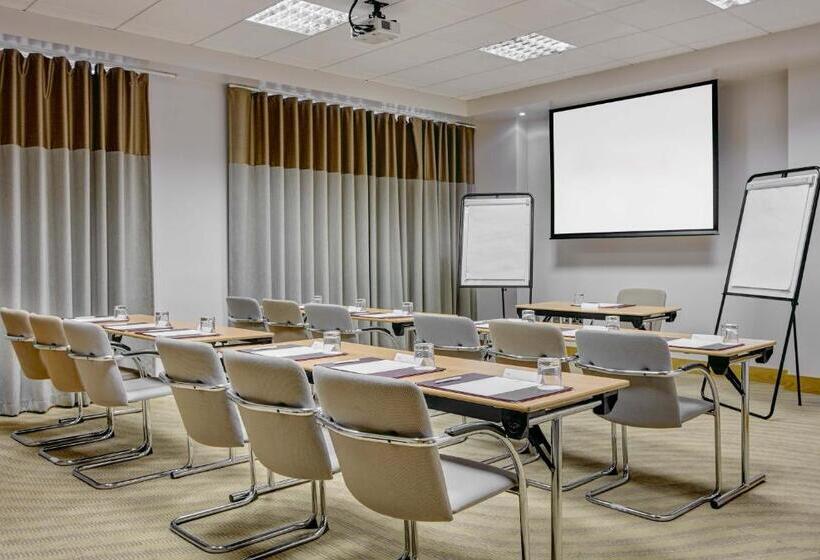 ホテル Leonardo Swindon