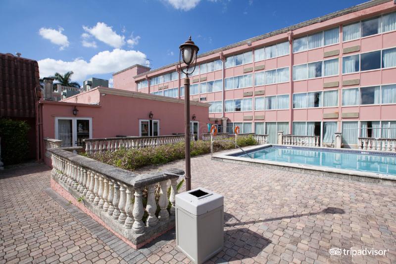 בית מלון כפרי Miami Gardens Inn & Suites