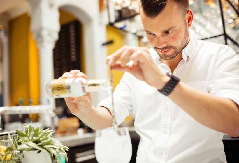 Post Plaza Hotel & Grand Café