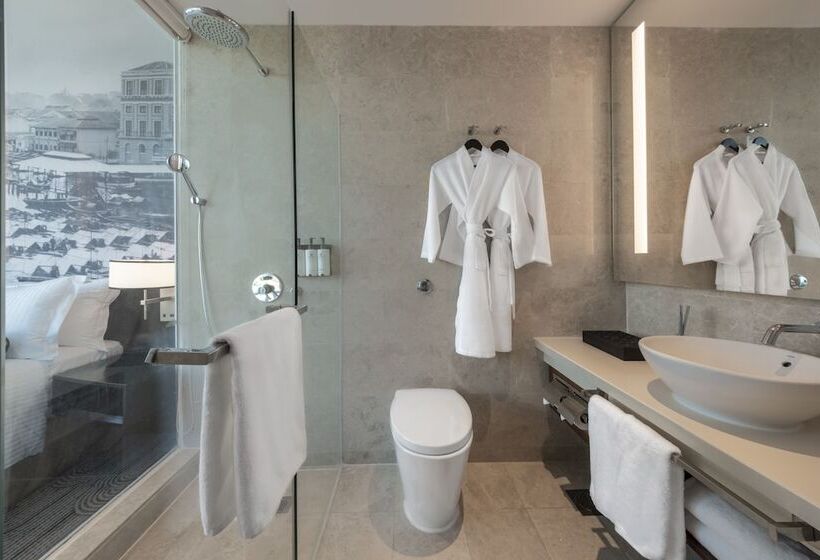 هتل The Robertson House by The Crest Collection