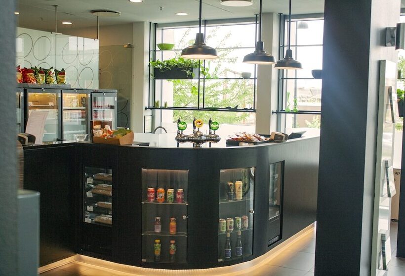 Отель Wakeup Copenhagen  Carsten Niebuhrs Gade