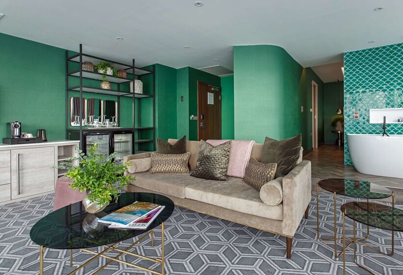 Отель Waterfront Southport