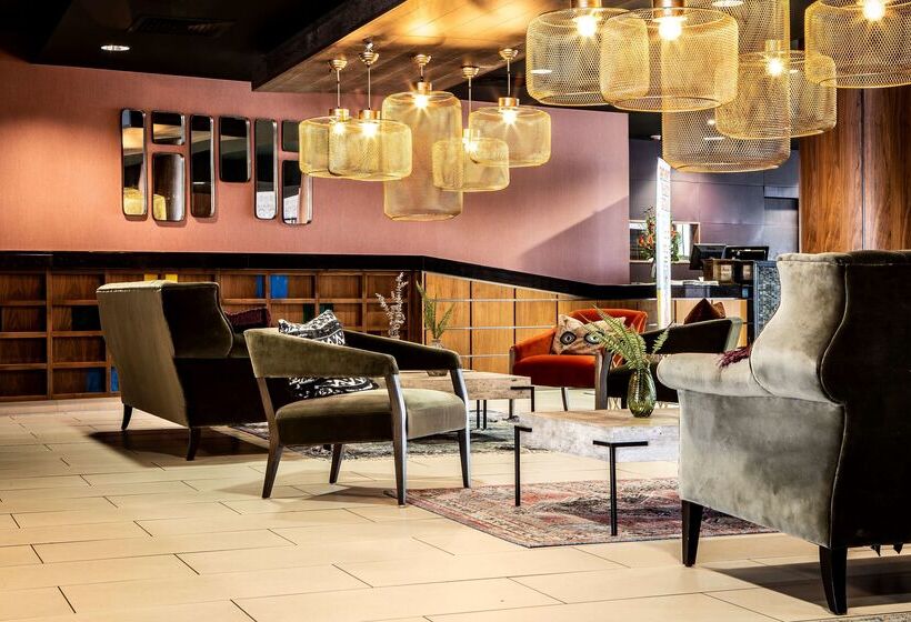 Отель Waterfront Southport