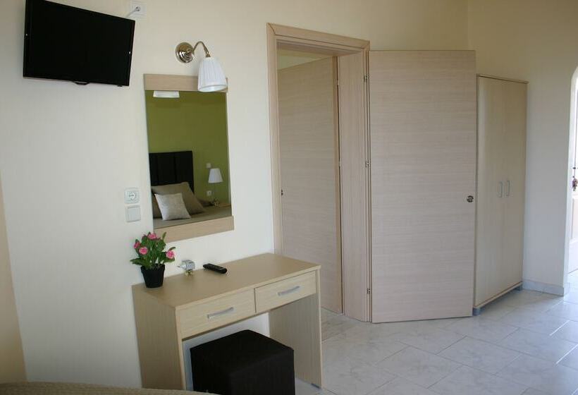 Lyristis Dinos Studios & Apartments