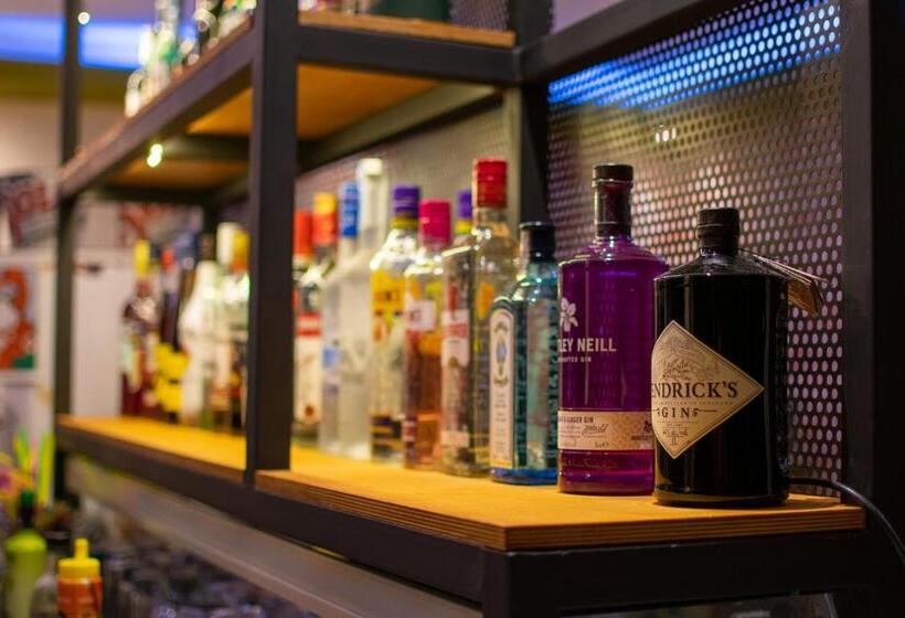 Отель Harriets Apartments