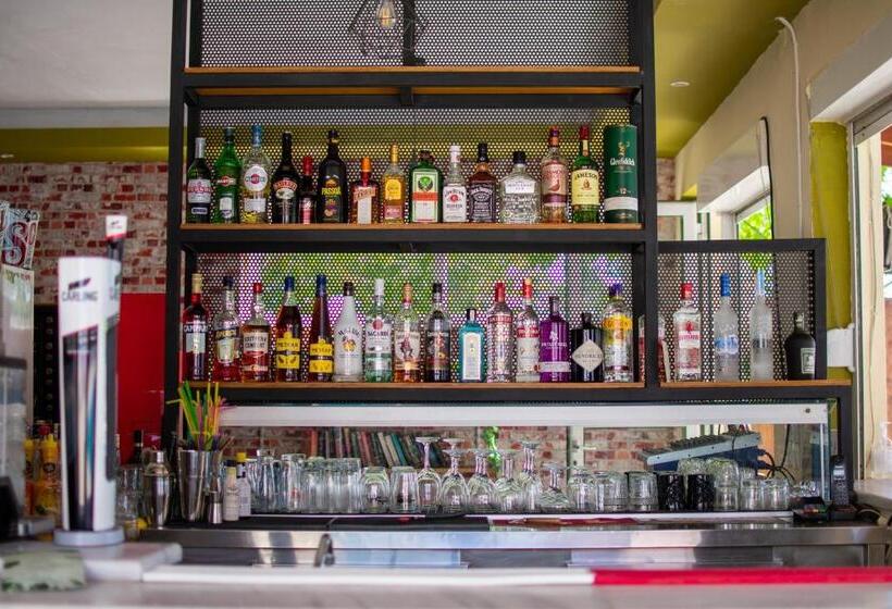 Отель Harriets Apartments