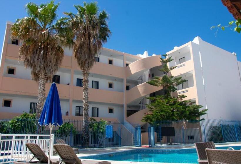 Отель Harriets Apartments