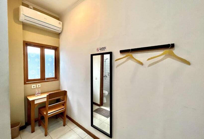 בית מלון כפרי Reddoorz At Mystays Pemuda Cepu Blora