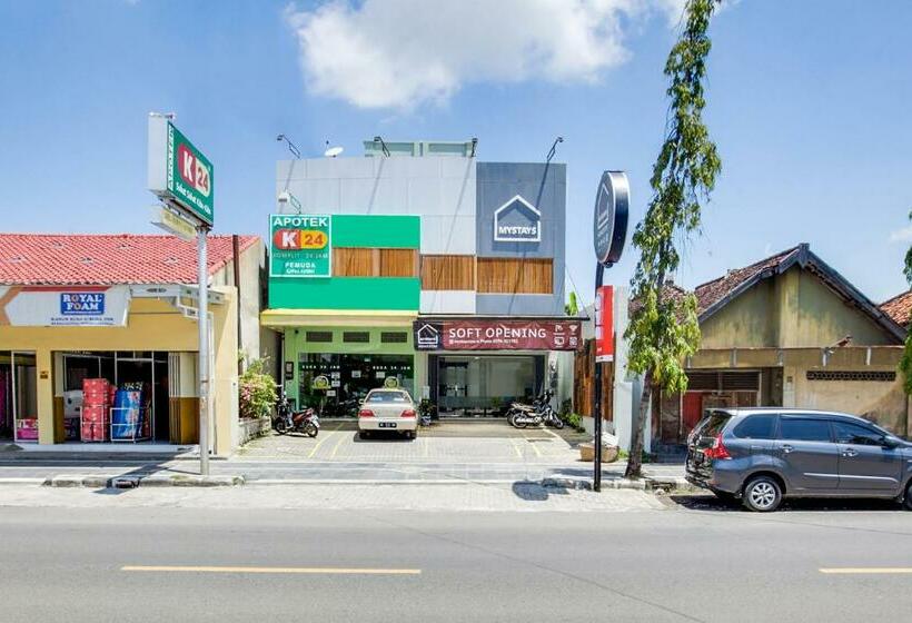 בית מלון כפרי Reddoorz At Mystays Pemuda Cepu Blora