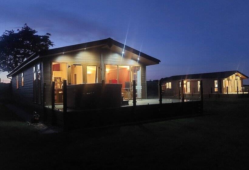 Luxury Family Beechwood Lodge With Hot Tub