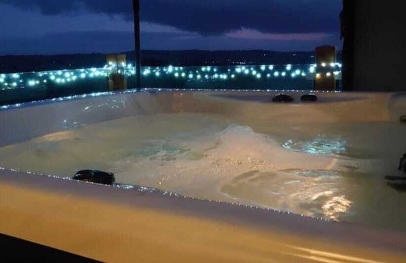 Luxury Family Beechwood Lodge With Hot Tub