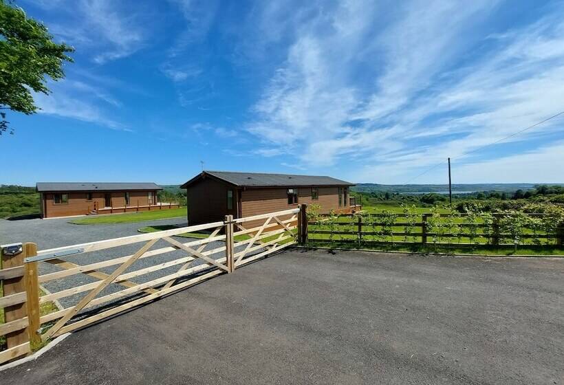 Luxury Family Beechwood Lodge With Hot Tub