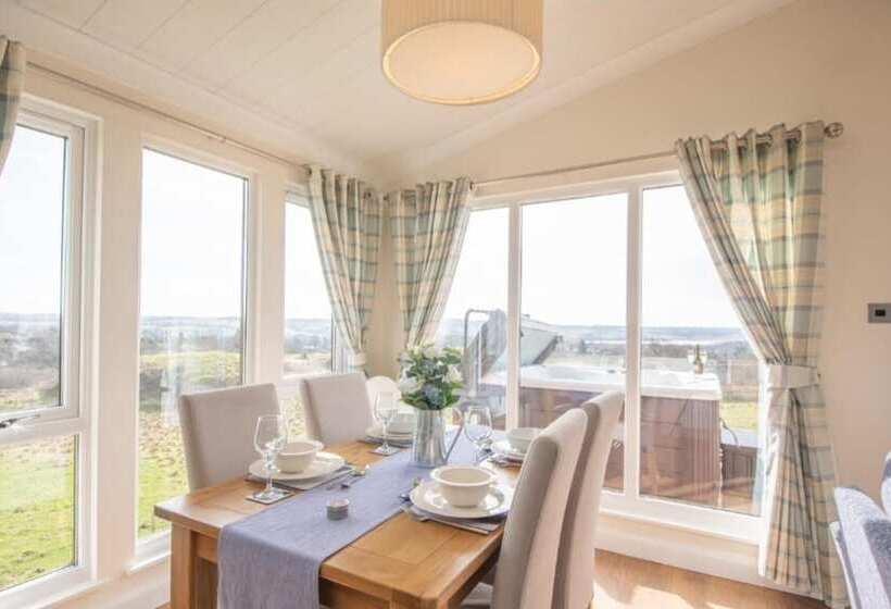 Luxury Family Beechwood Lodge With Hot Tub