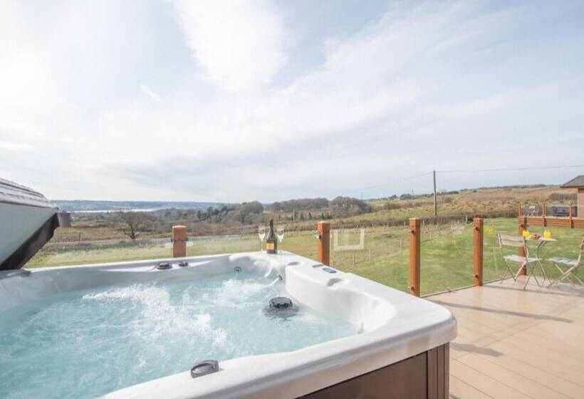 Luxury Family Beechwood Lodge With Hot Tub