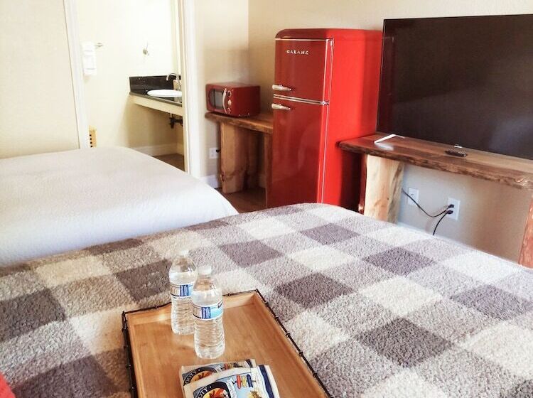 מוטל The Woodfords Inn