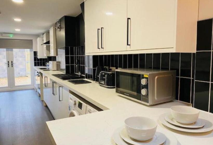 Пансион Townhouse Plus @ Lower Beth Street Stoke