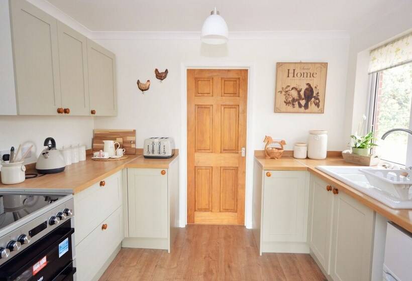 Queen Bower Farm Lodge