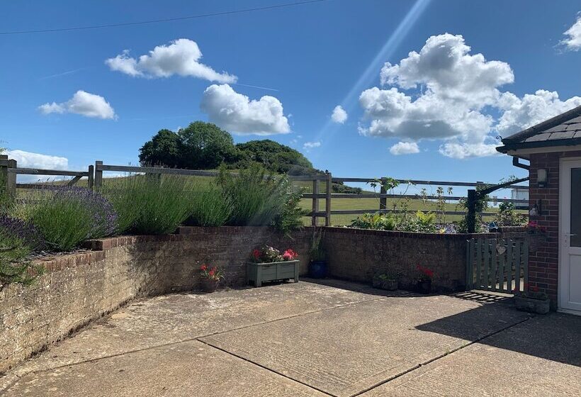 Queen Bower Farm Lodge