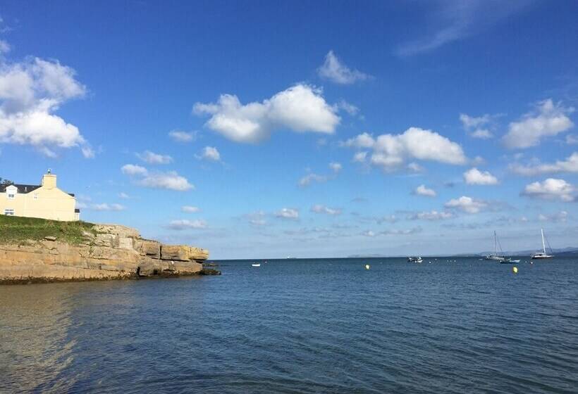 3 Bedroom Bungalow Moelfre  Private Garden,parking