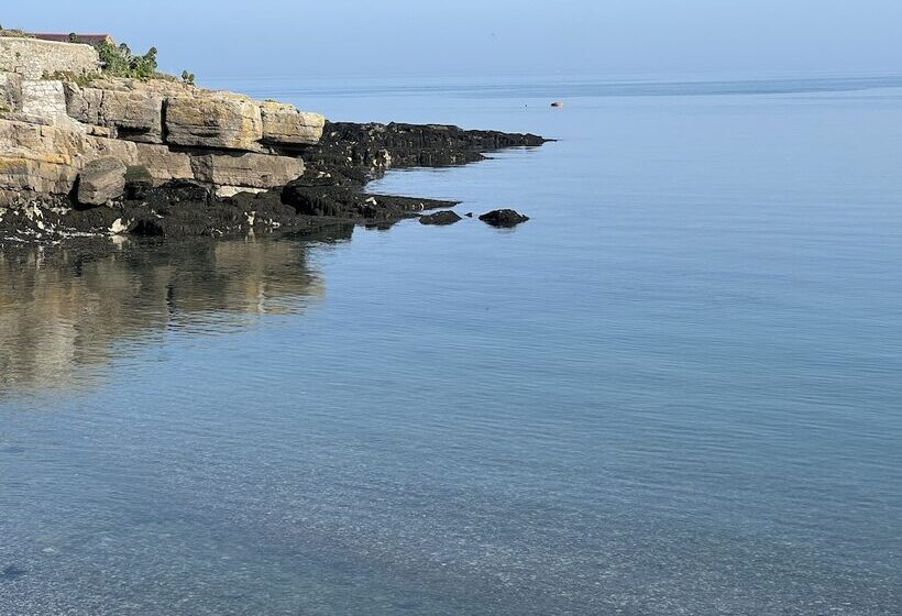 3 Bedroom Bungalow Moelfre  Private Garden,parking