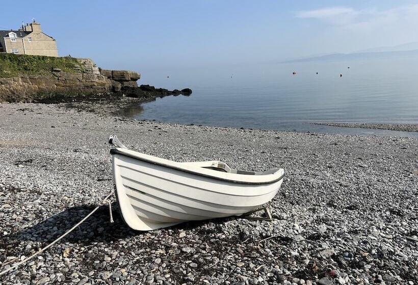 3 Bedroom Bungalow Moelfre  Private Garden,parking
