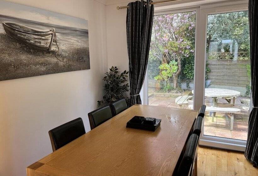 3 Bedroom Bungalow Moelfre  Private Garden,parking