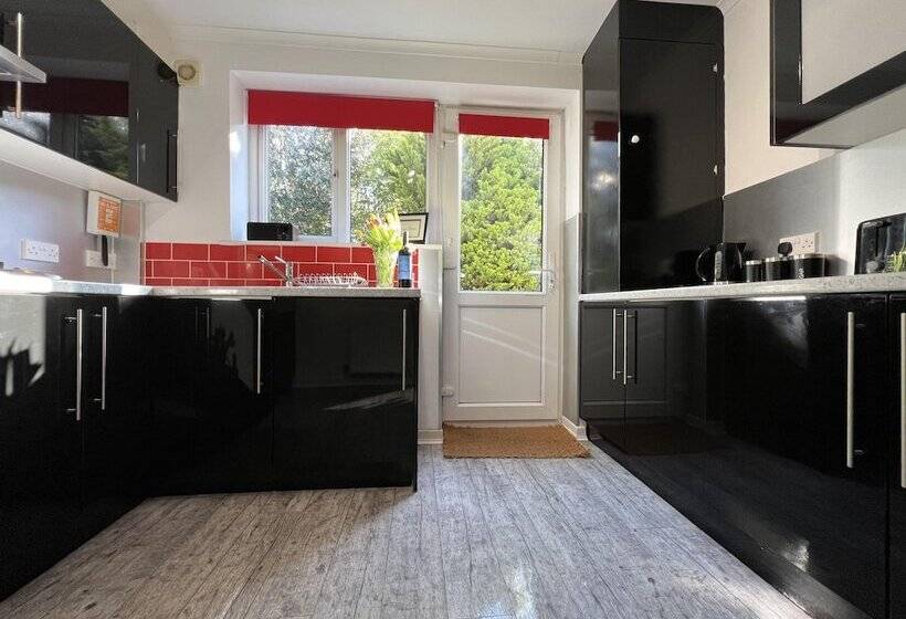 3 Bedroom Bungalow Moelfre  Private Garden,parking