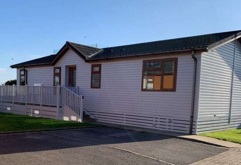 Beautiful 2 Bed Lodge With Hot Tub And Saunain Ely