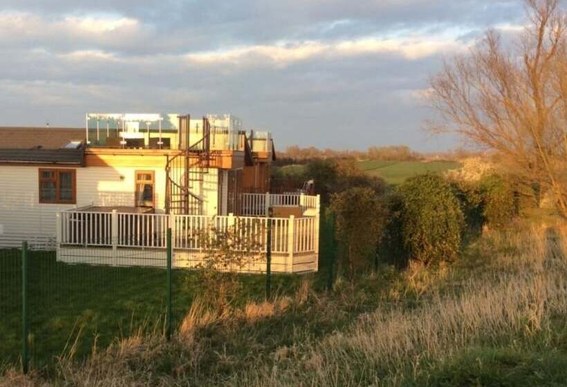 Beautiful 2 Bed Lodge With Hot Tub And Saunain Ely