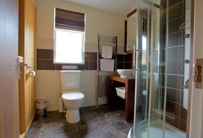 Beautiful 2 Bed Lodge With Hot Tub And Saunain Ely