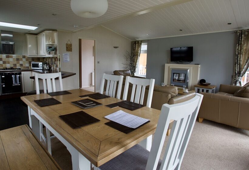 Beautiful 2 Bed Lodge With Hot Tub And Saunain Ely