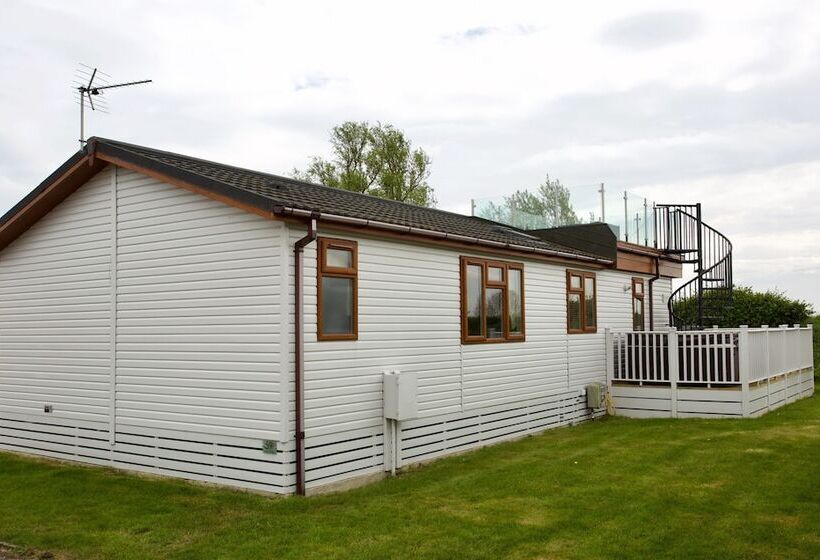 Beautiful 2 Bed Lodge With Hot Tub And Saunain Ely