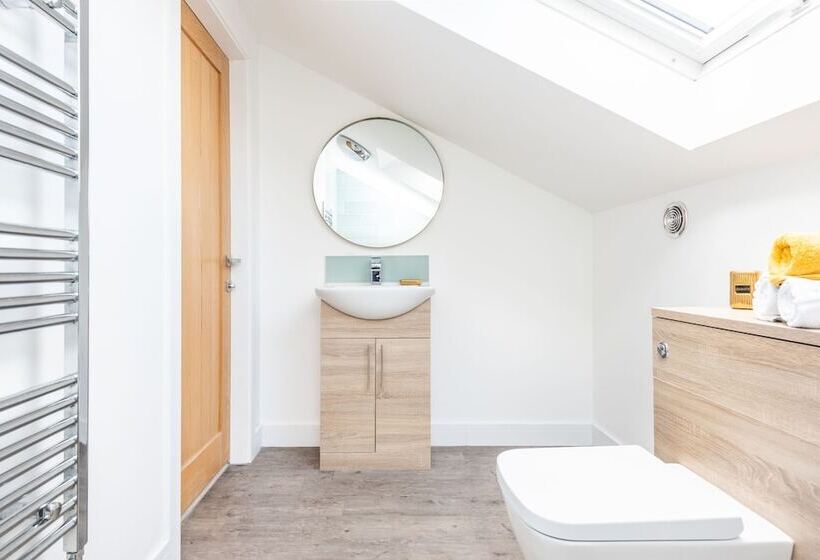 Captivating 4 Bed House In Lincoln