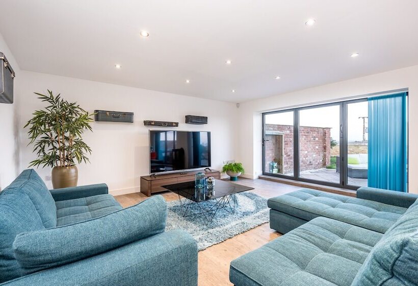 Captivating 4 Bed House In Lincoln