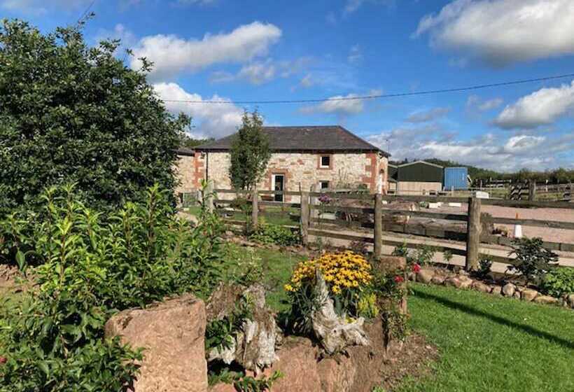 Cosy 2 Bed Cottage With Garden Near Carlisle