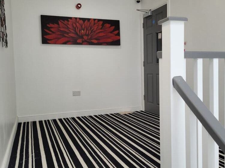 בית מלון כפרי Oyo Victoria Apartments