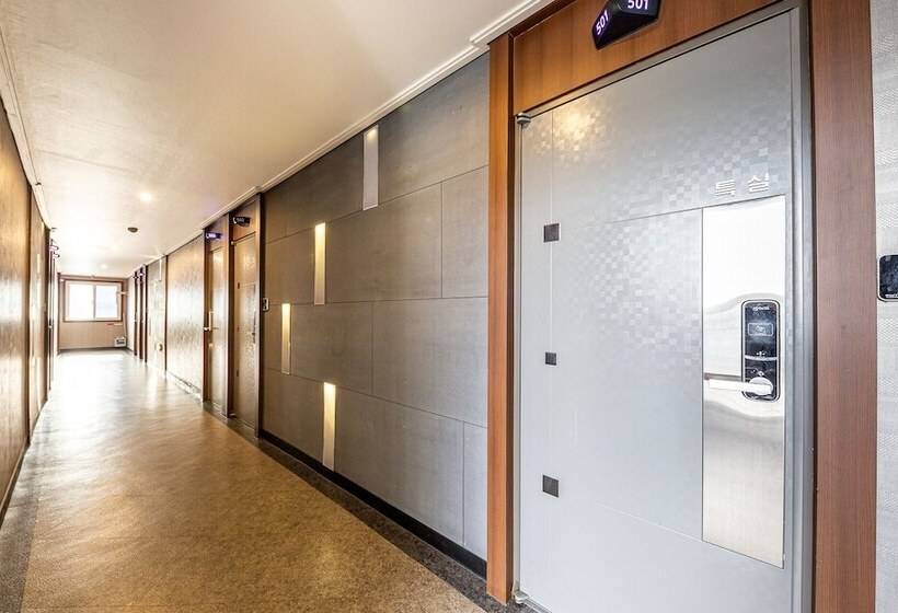 فندق على الطريق Gunsan Sky