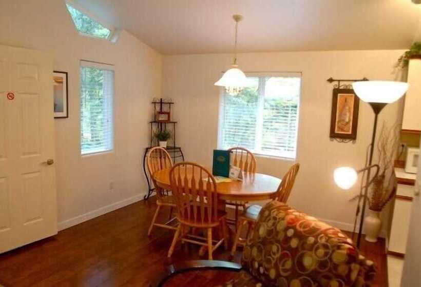 Mt Baker Lodging Cabin 16   Sleeps 2