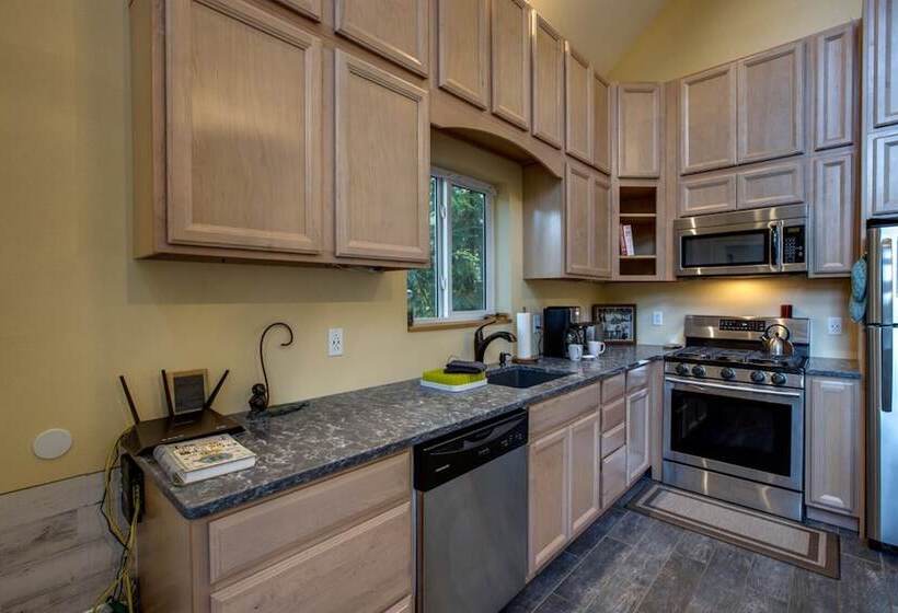 Mt Baker Lodging Cabin 2  Sleeps 8