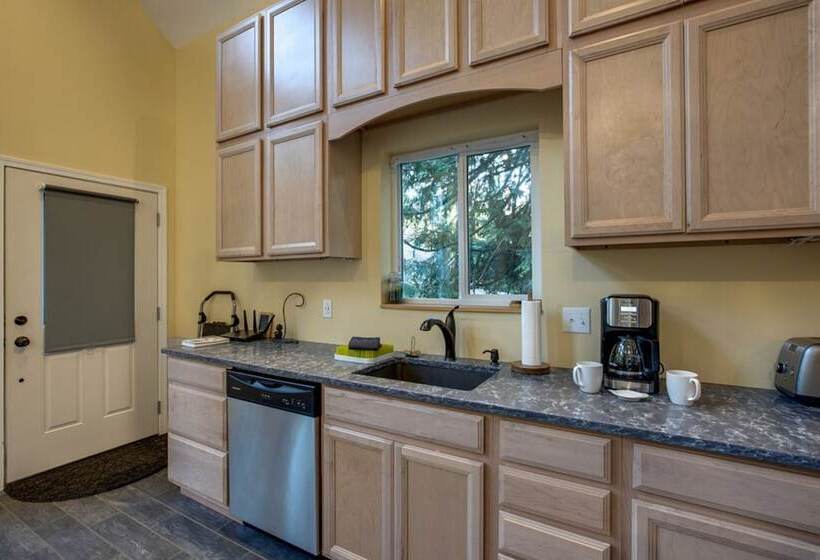 Mt Baker Lodging Cabin 2  Sleeps 8